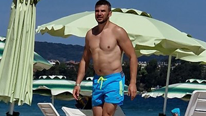 Звездата от сериала  Под прикритие Ивайло Захариев, превъплътил се в