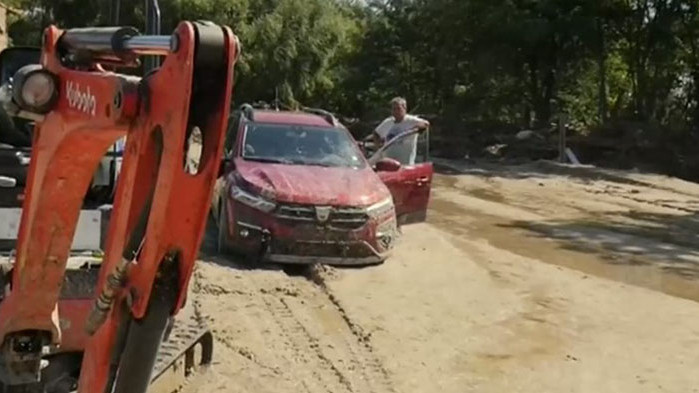 Над 30 коли извадиха багерите, които разчистват след потопа в