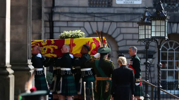 Крал Чарлз III поведе процесията с тленните останки на покойната Елизабет II (СНИМКИ)