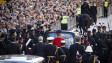 Крал Чарлз III поведе процесията с тленните останки на покойната Елизабет II (СНИМКИ)