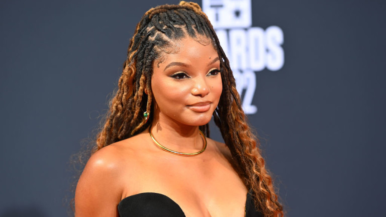 Хали Бейли еволюира заедно с героинята си Ариел, докато заснема