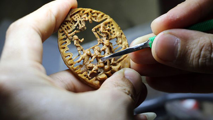 29-годишна китайка сътворява шедьоври от дърворезба върху костилки от маслини