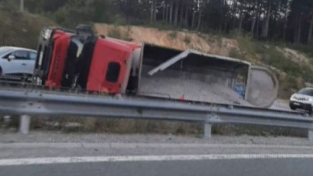 Тежкотоварен автомобил се е обърнал на автомагистрала Струма на разклона