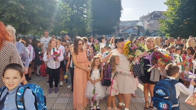 Истински празник бе откриването на учебната година в ОУ "Христо Ботев" във Варна