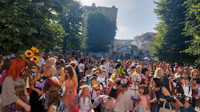 Истински празник бе откриването на учебната година в ОУ "Христо Ботев" във Варна