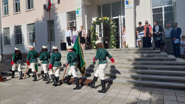 Истински празник бе откриването на учебната година в ОУ "Христо Ботев" във Варна