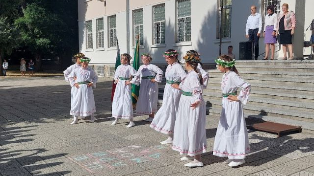Истински празник бе откриването на учебната година в ОУ "Христо Ботев" във Варна