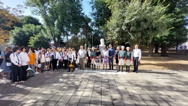 Истински празник бе откриването на учебната година в ОУ "Христо Ботев" във Варна