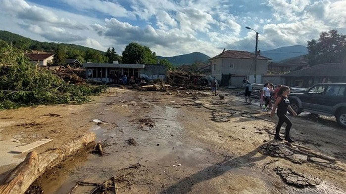 До дни разчистват напълно с. Слатина след наводненията