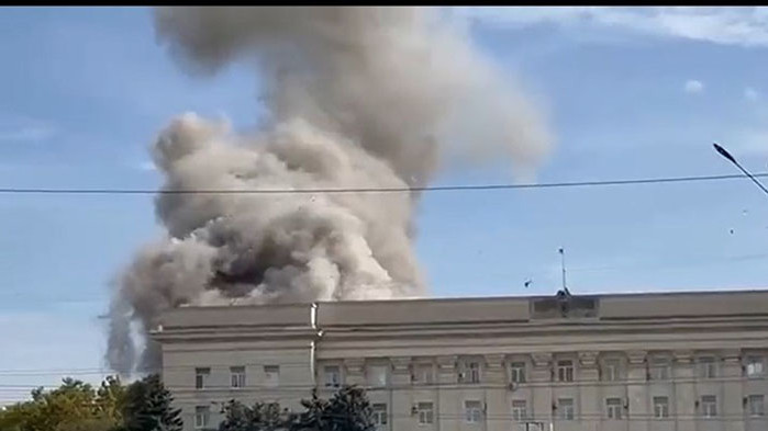 Украйна стреля с ракети по централната администрация в Херсон (ВИДЕО)