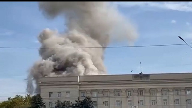 Ракети удариха централната административна сграда на Херсон днес Това съобщава