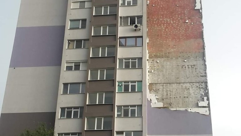 Вятърът срутил покрив на закрит басейн, пълен с хора в Поморие, градът остава на тъмно