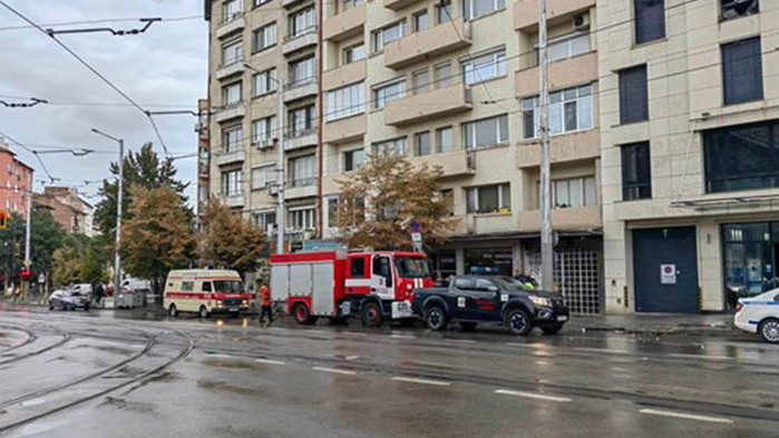 Прозорците не се отварят напълно, а стъклата са много дебели