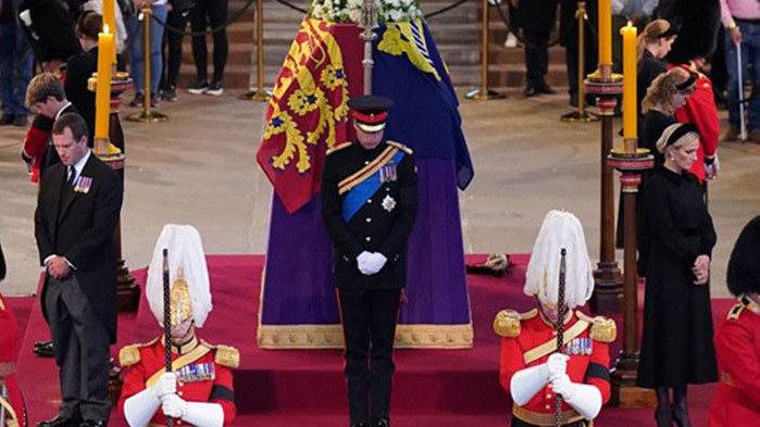 Всички внуци на кралица Елизабет II се събраха край ковчега й на мълчаливо бдение