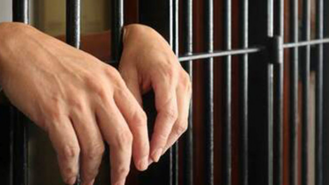 Непълнолетен обвинен за грабеж остава в ареста след уважено искане