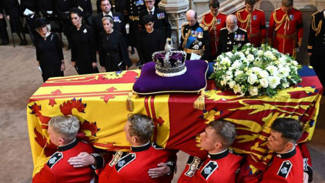 Започна церемонията по погребението на британската кралица Елизабет II Ковчегът