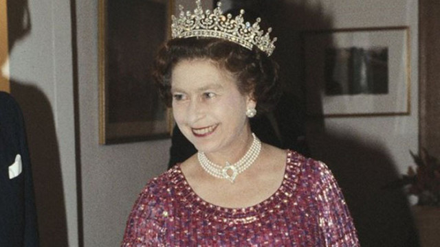 Кой носи бижуто на Елизабет II на погребението й?
