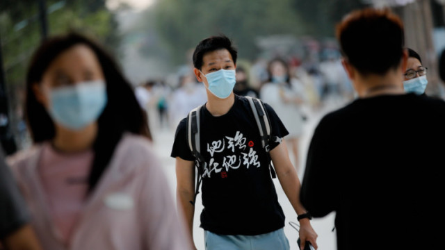 Висш китайски здравен служител предупреди местните да не докосват чужденци ден след