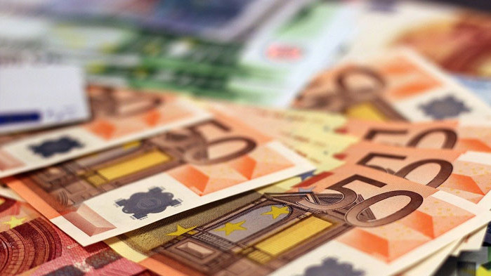 Еврото с лек ръст спрямо долара