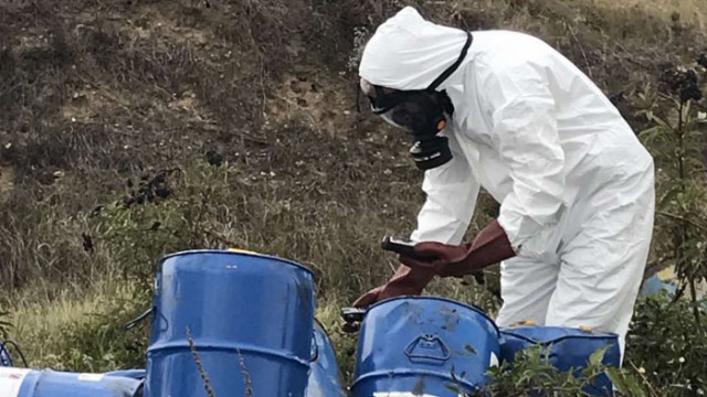 Откриха 250 варела с опасни химикали, разхвърляни из София
