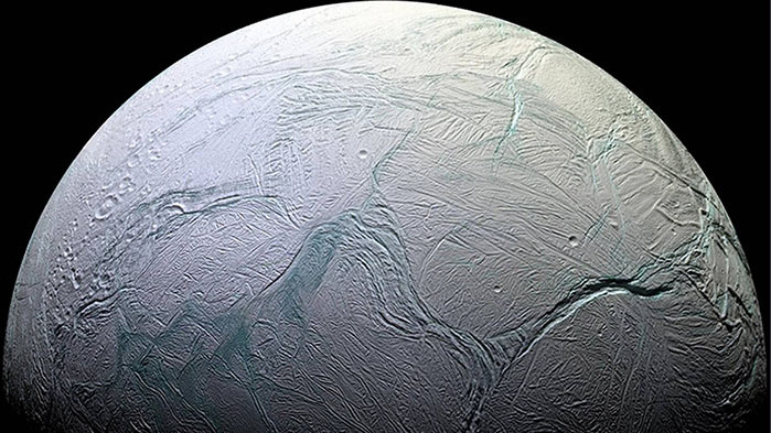 Астрономи откриха големи количества фосфор в океана на Енцелад