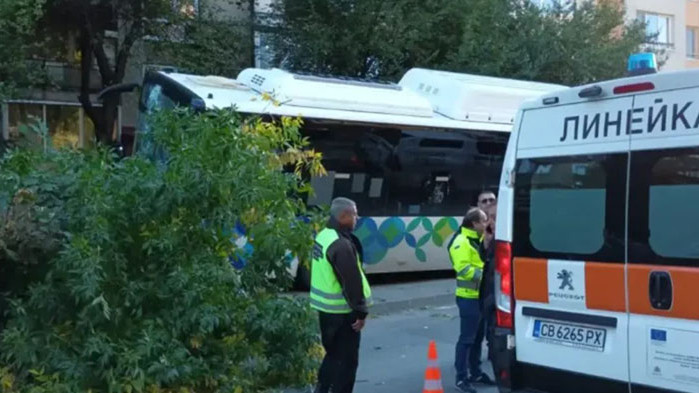 Автобус на столичния транспорт се заби в дърво - има пострадали, сред които дете (ВИДЕО)
