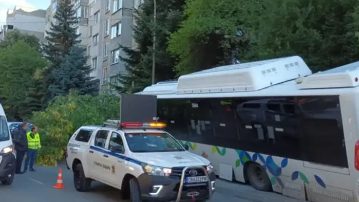 Автобус на столичния транспорт се заби в дърво - има пострадали, сред които дете (ВИДЕО)