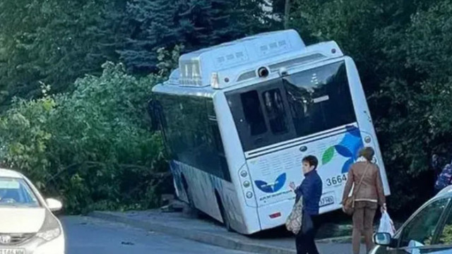 Автобус от градския транспорт в София блъсна хора край блок