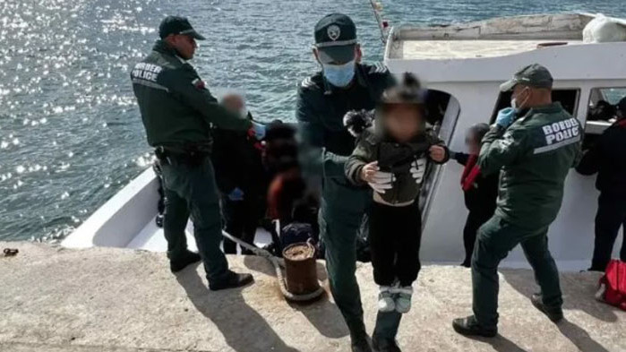 Акция в Черно море: Граничари спасиха 38 бежанци, сред които и бебе, пътуващи с лодка