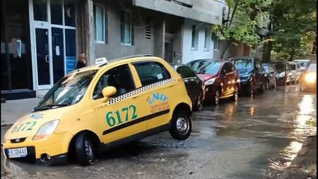 Такси падна в улична дупка в центъра на Кърджали (ВИДЕО)