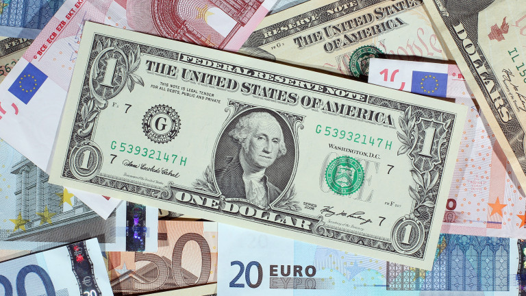 Евро и паунд поевтиняват, доларът стои на 20 годишен връх
