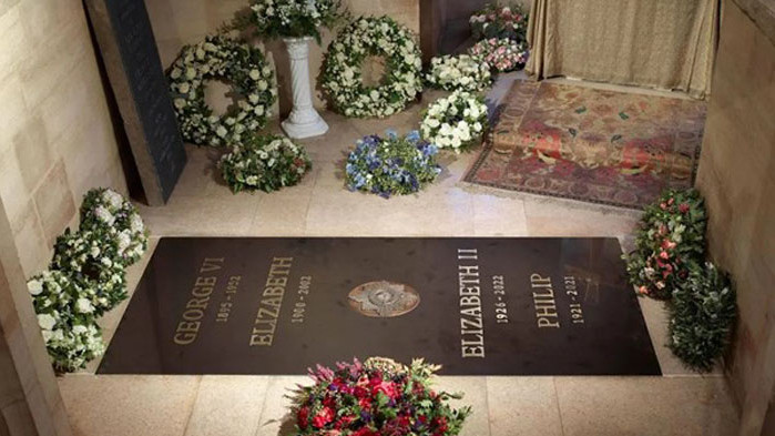 Бъкингамският дворец пусна първата официална снимка на надгробната плоча на