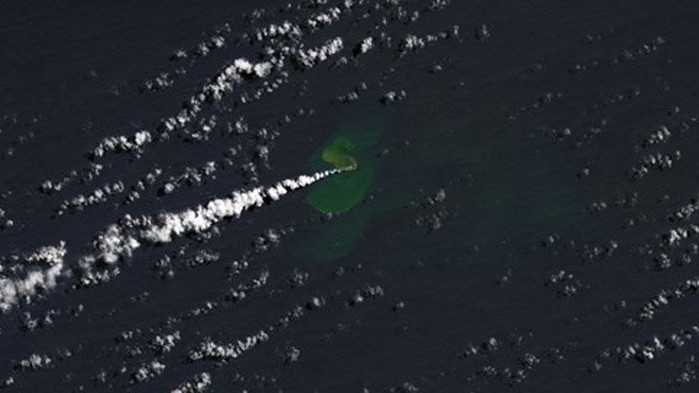 Остров бебе се роди в Тихия океан след изригването на подводен вулкан