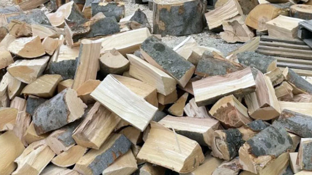 Липсата на внос на дърва за огрев от България затегна