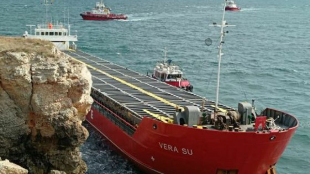 Корабът Вера Су който заседна за повече от месец край
