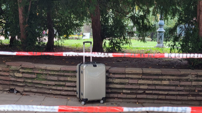 Изоставен куфар блокира трафика в центъра на София, съобщава Нова