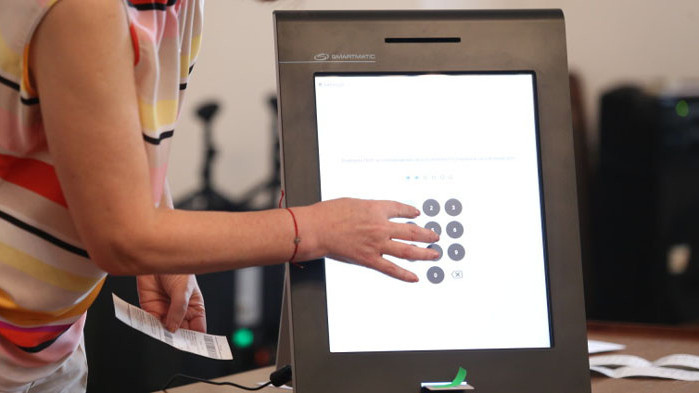 По предварително утвърден логистичен план с полицейски ескорт започва транспортирането