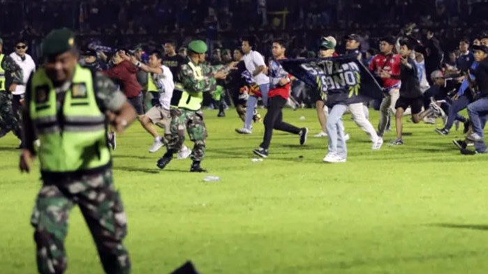 Сблъсъци на футболен мач в Индонезия, над 120 души са загинали