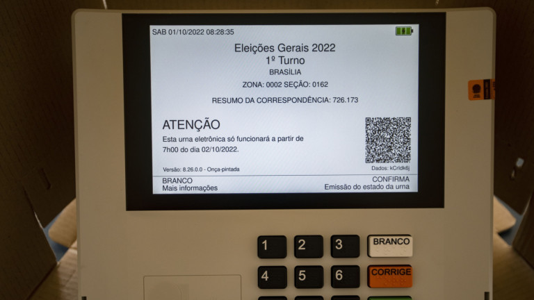 Гражданите на Бразилия в неделя гласуват на избори, които ще определят