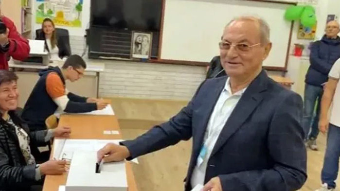Ахмед Доган спази традицията, гласува рано и мълчаливо