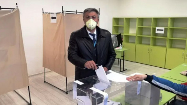 Лидерът на ДПС Мустафа Карадайъ осъществи правото си на глас