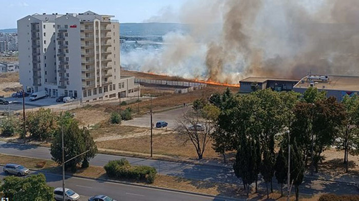 Пожар във Владиславово, димът се носи над три квартала