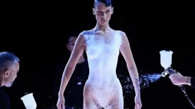 Моделът пристигна гола на подиума и си тръгна с готов