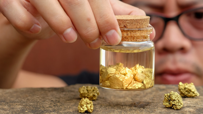 Цената на златото в сряда сутринта леко се понижава. По-нататъшното