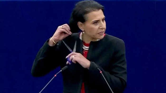 Евродепутатка отряза косите си в знак на солидарност с протестите в Иран (ВИДЕО)