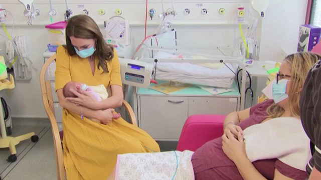 Кейт Мидълтън посети родилното отделение на Кралската окръжна болница