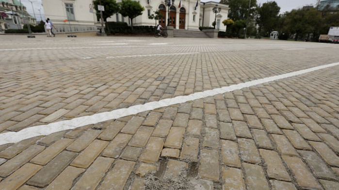 Всички участъци на лентите за движение пред Народното събрание ще