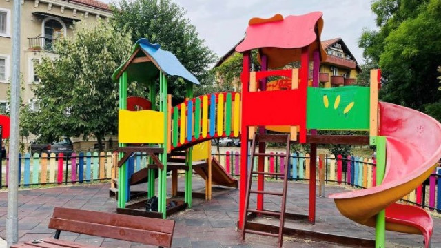 27 детски площадки бяха освежени от кмета на район Аспарухово