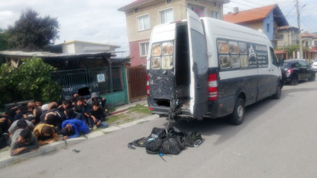 Кола с 10 мигранти катастрофира край Пловдив, заловиха и каналджиите
