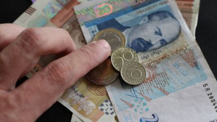 Близо 900 000 пенсионери започват да получават от днес увеличените